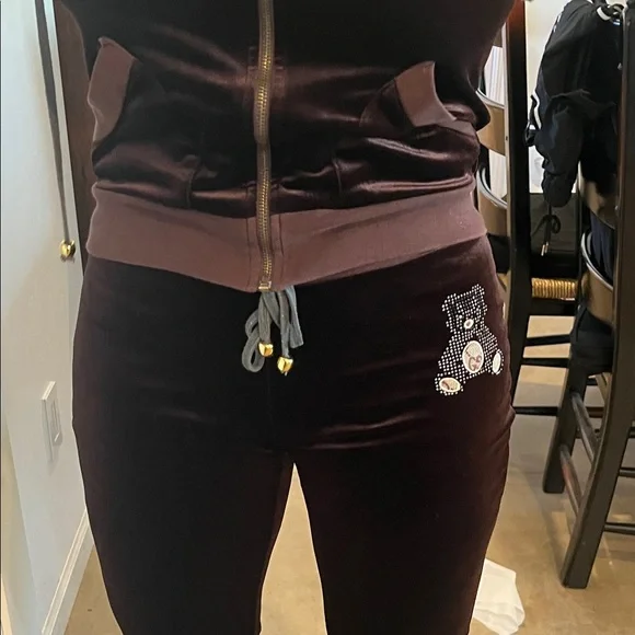GUCCI-Women's Velvet Tracksuit in Dark Brown with Rhinestone Bears. - Picture 11 of 16